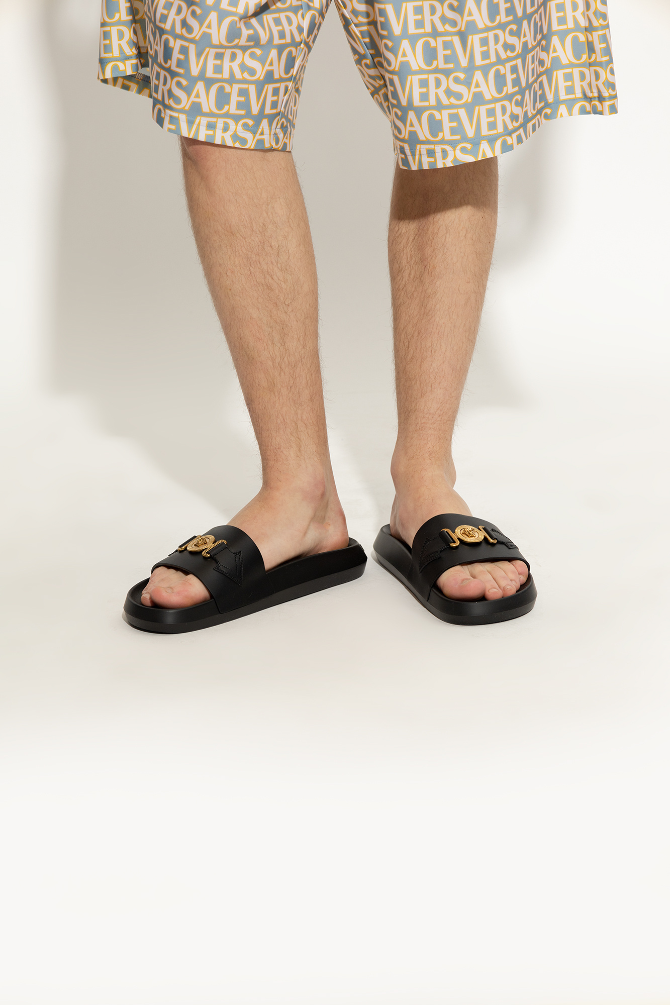 サンダル・ミュール VERSACE SS24 SLIDES (10134531A100011Y84V) Chain Couture Slides White,Print | VERSACE US